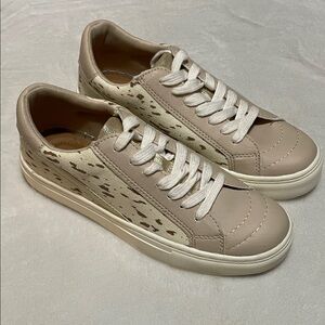 Girl’s Universal Thread Britton Stylish Beige and Cream Sneakers Sz 5.5